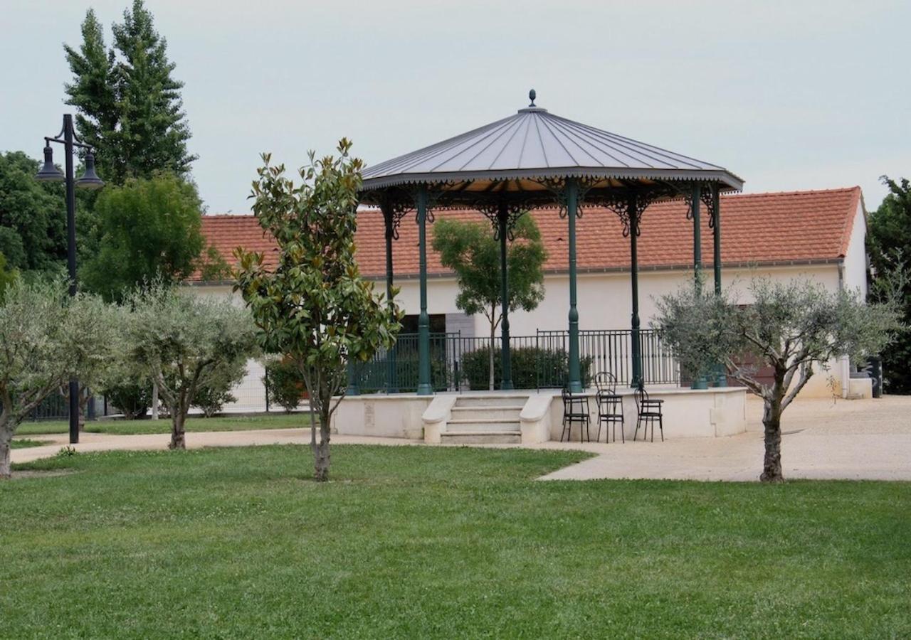 Agreable Maison De Ville Eyragues Exterior photo